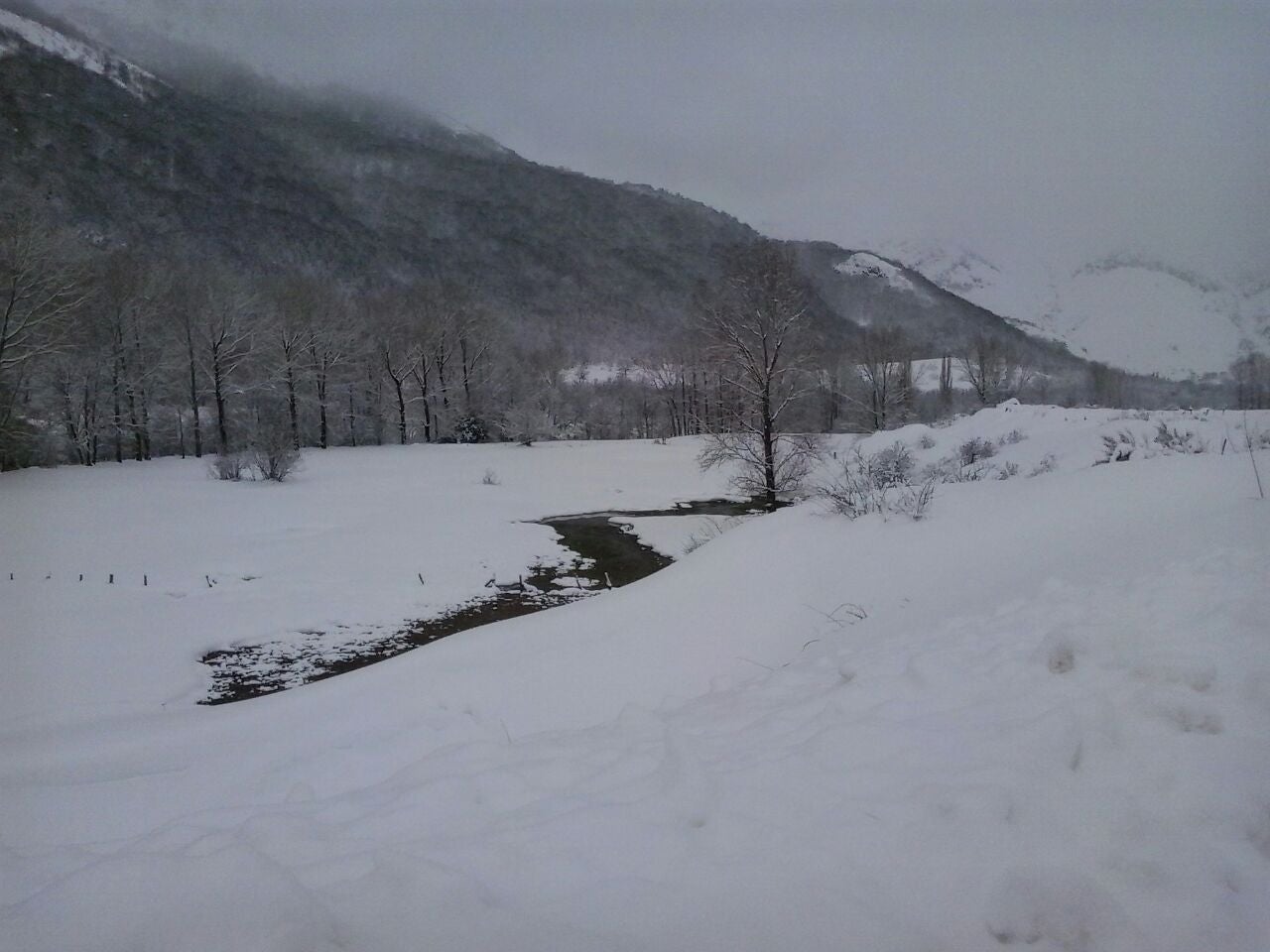 Impresionante nevada en la localidad leonesa de Cofiñal