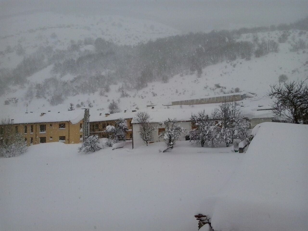 Impresionante nevada en la localidad leonesa de Cofiñal