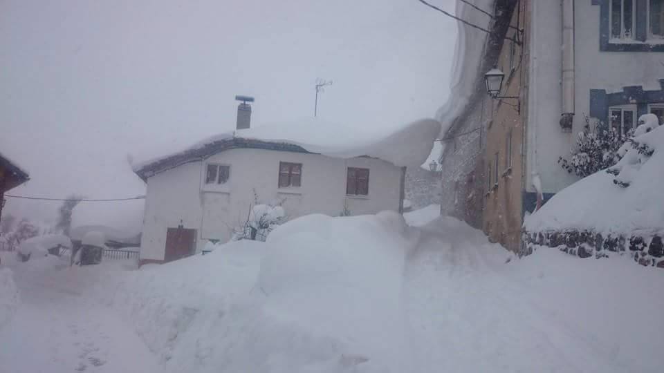 Cuarto día de nevadas en la localidad leonesa de Puebla de Lillo