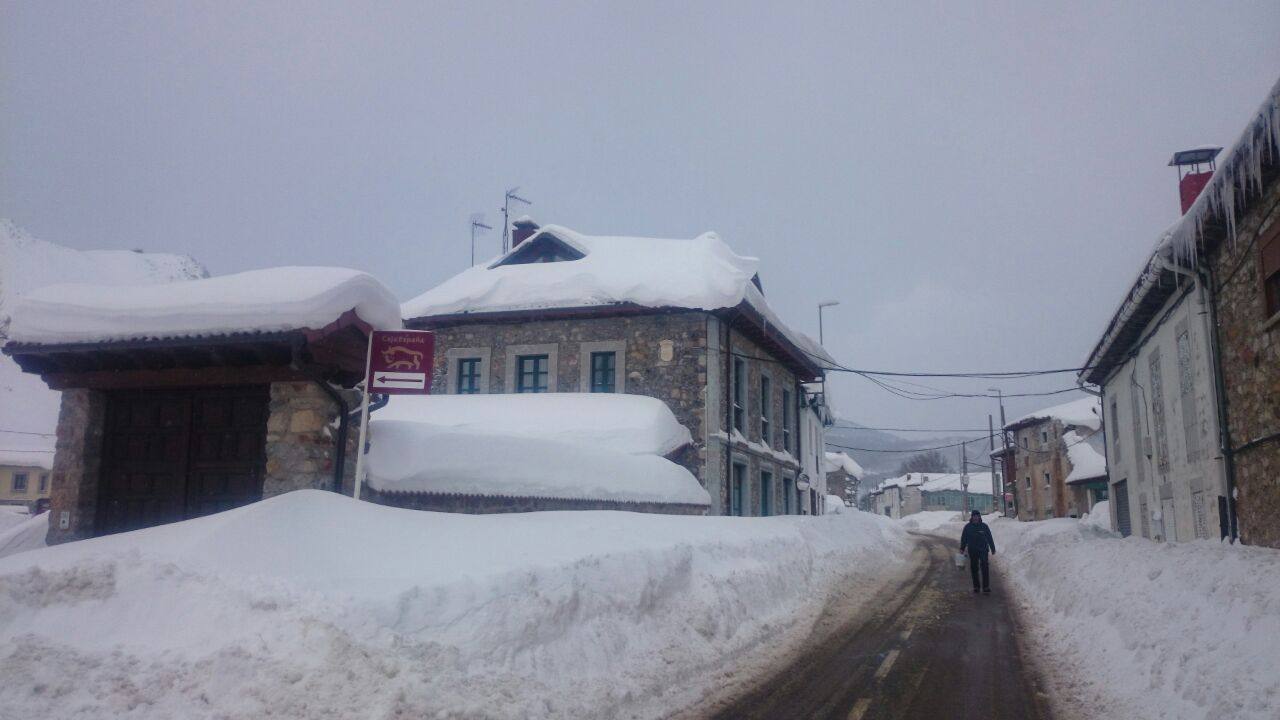 Cuarto día de nevadas en la localidad leonesa de Puebla de Lillo