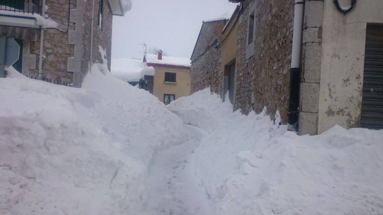 Cuarto día de nevadas en la localidad leonesa de Puebla de Lillo