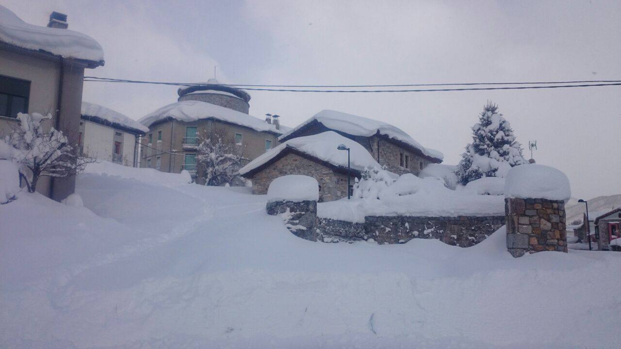 Cuarto día de nevadas en la localidad leonesa de Puebla de Lillo