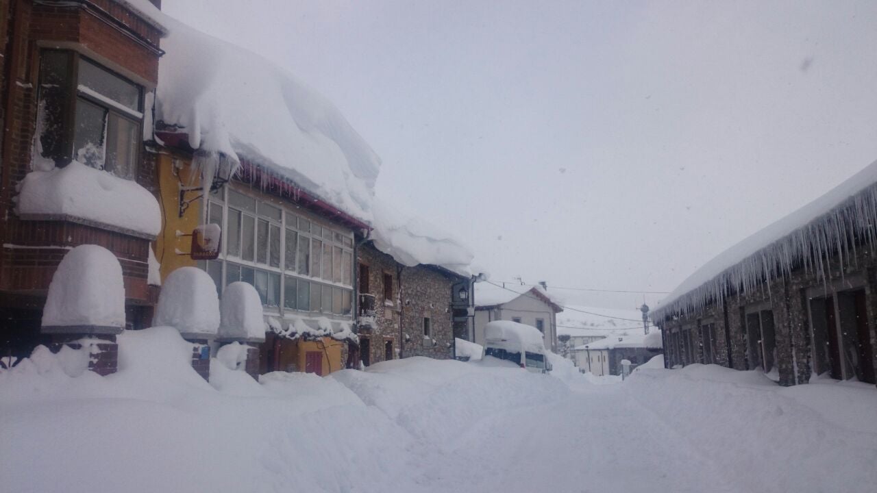 Cuarto día de nevadas en la localidad leonesa de Puebla de Lillo