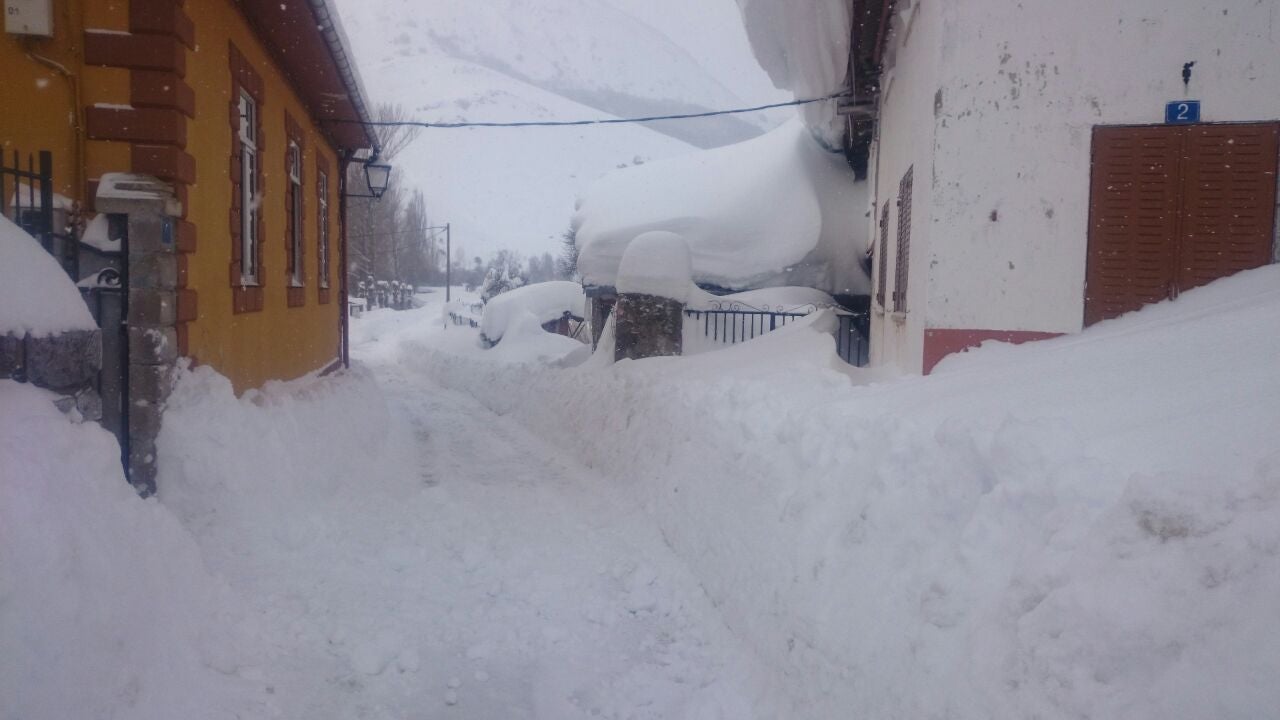 Cuarto día de nevadas en la localidad leonesa de Puebla de Lillo