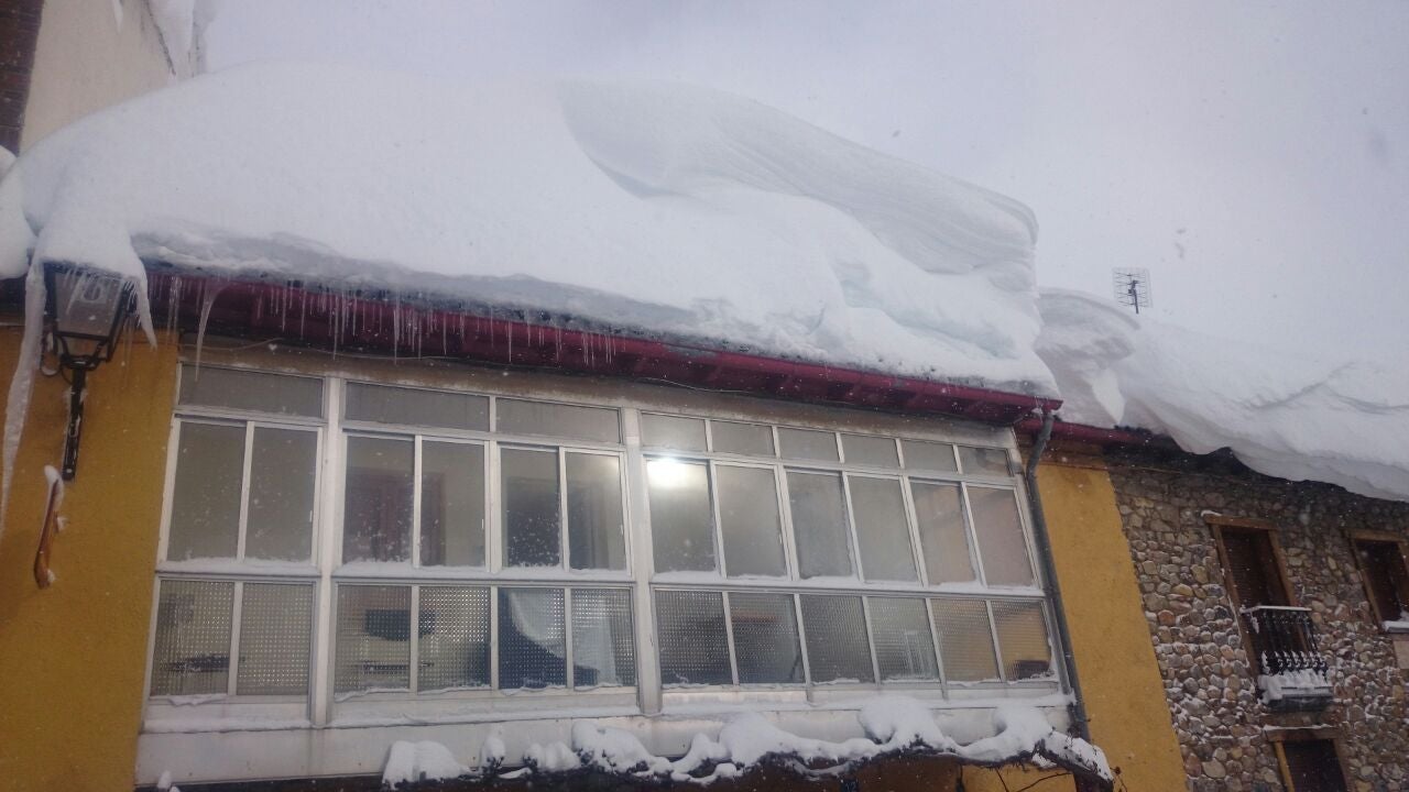 Cuarto día de nevadas en la localidad leonesa de Puebla de Lillo