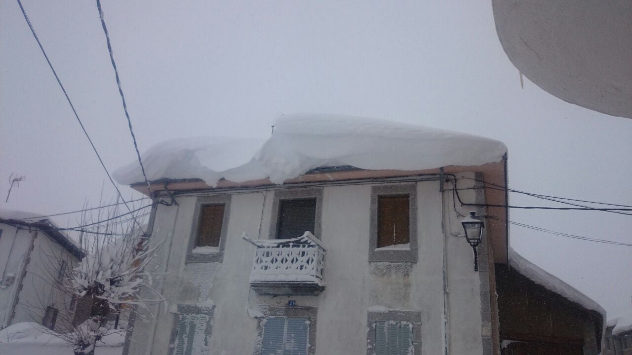 Cuarto día de nevadas en la localidad leonesa de Puebla de Lillo