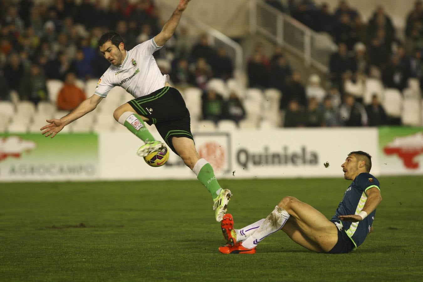 Partido de fútbol entre el Racing de Santander y el Real Valladolid (1-4)