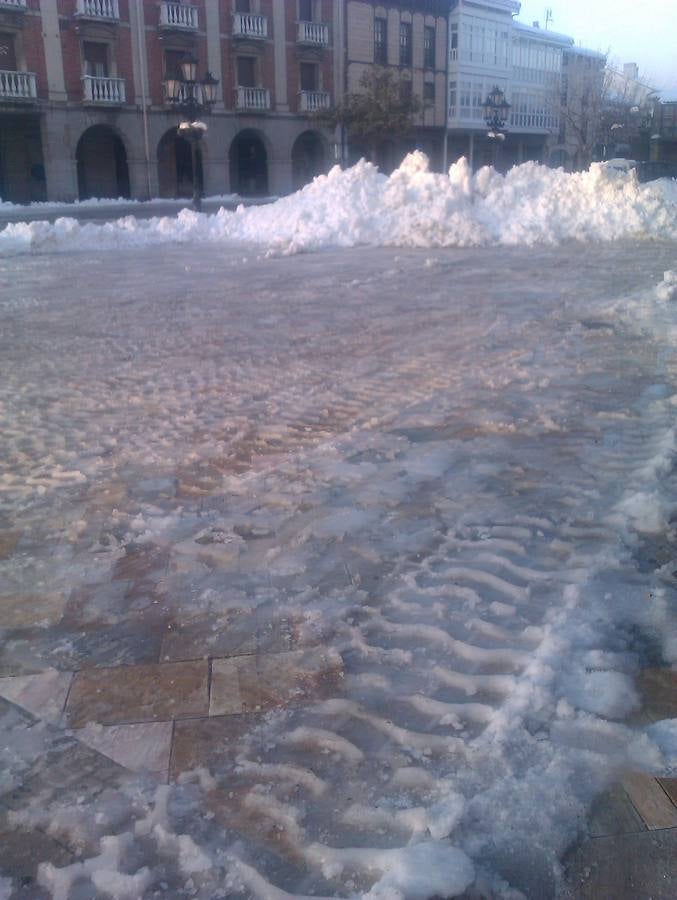 La nieve todavía protagoniza la vida en Aguilar de Campoo (Palencia)