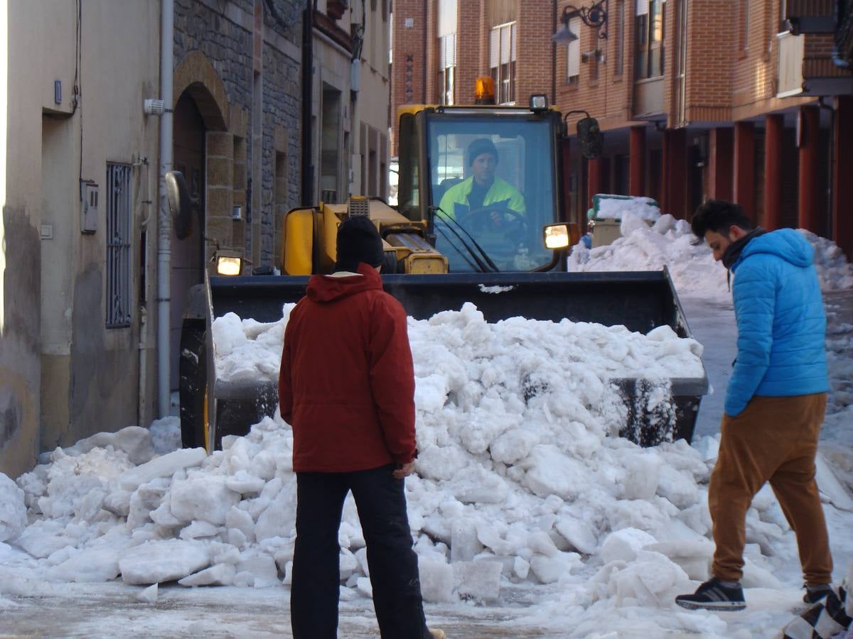 La nieve todavía protagoniza la vida en Aguilar de Campoo (Palencia)