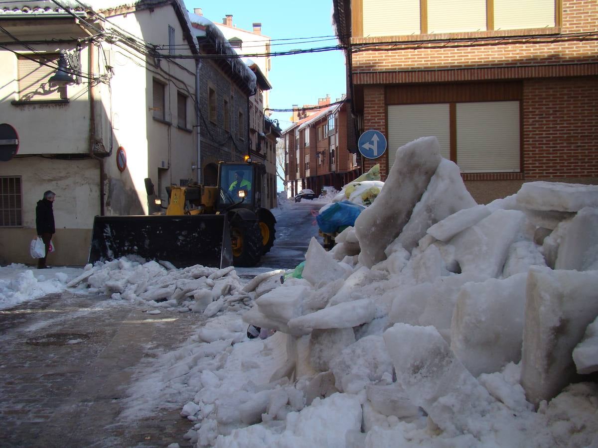 La nieve todavía protagoniza la vida en Aguilar de Campoo (Palencia)
