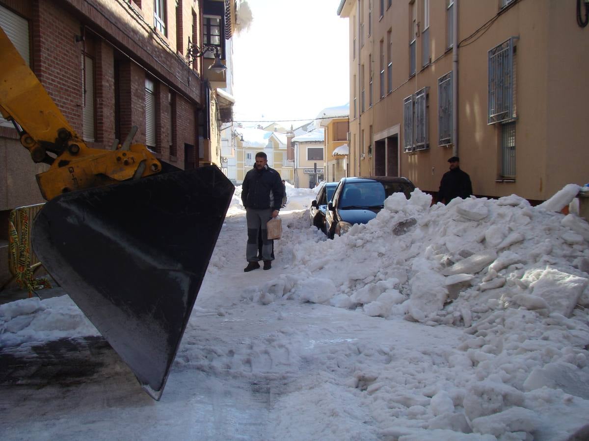 La nieve todavía protagoniza la vida en Aguilar de Campoo (Palencia)