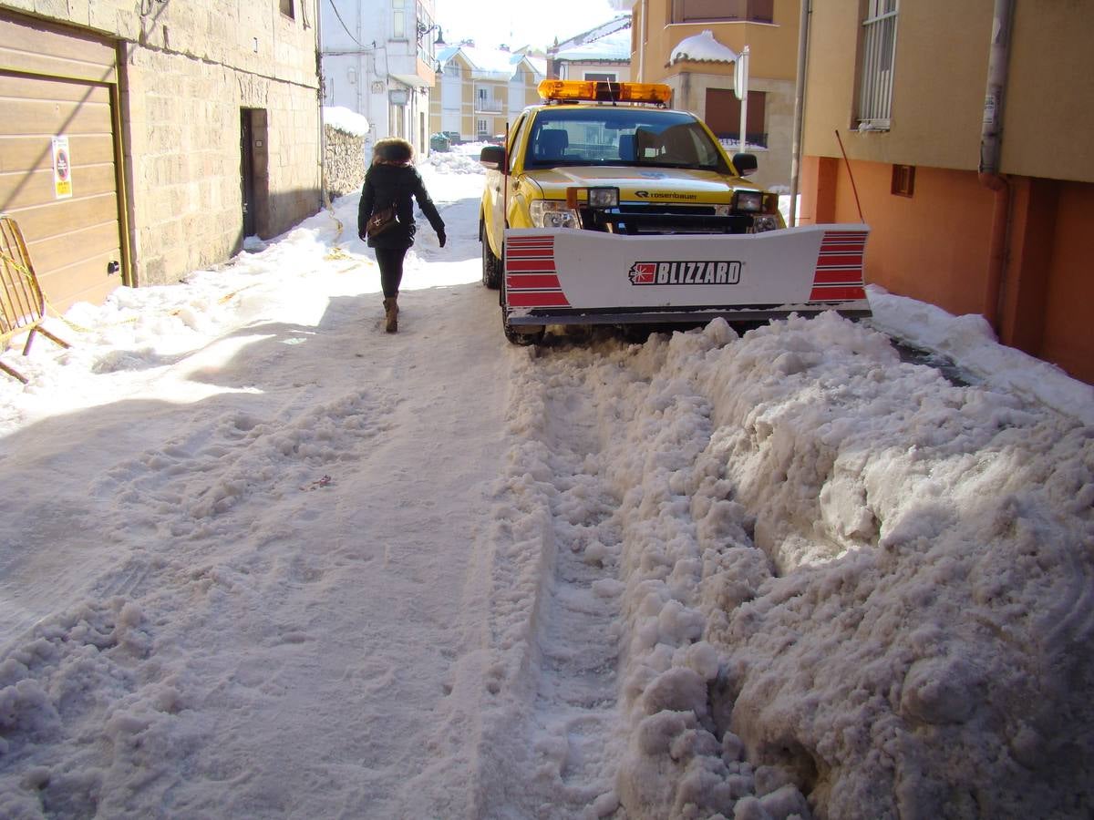 La nieve todavía protagoniza la vida en Aguilar de Campoo (Palencia)