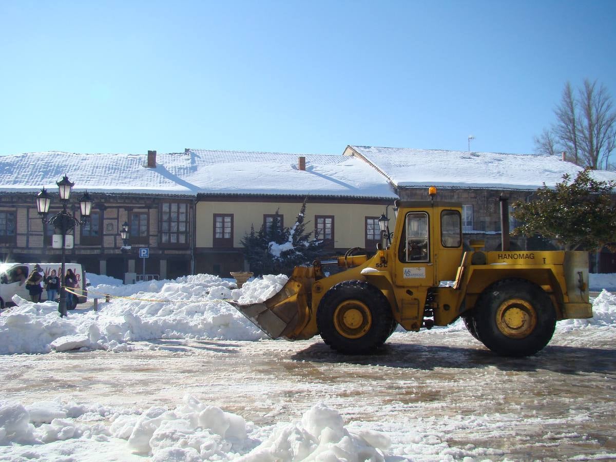 La nieve todavía protagoniza la vida en Aguilar de Campoo (Palencia)