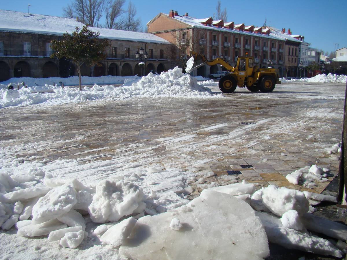 La nieve todavía protagoniza la vida en Aguilar de Campoo (Palencia)