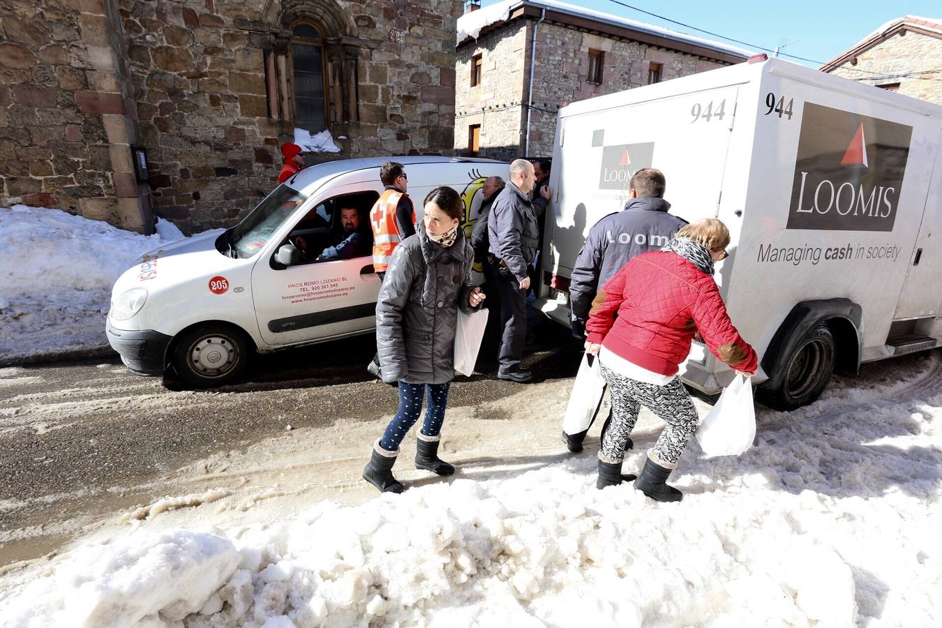 Atasco en la calle que cruza la localidad palentina de Barruelo de Santullán.