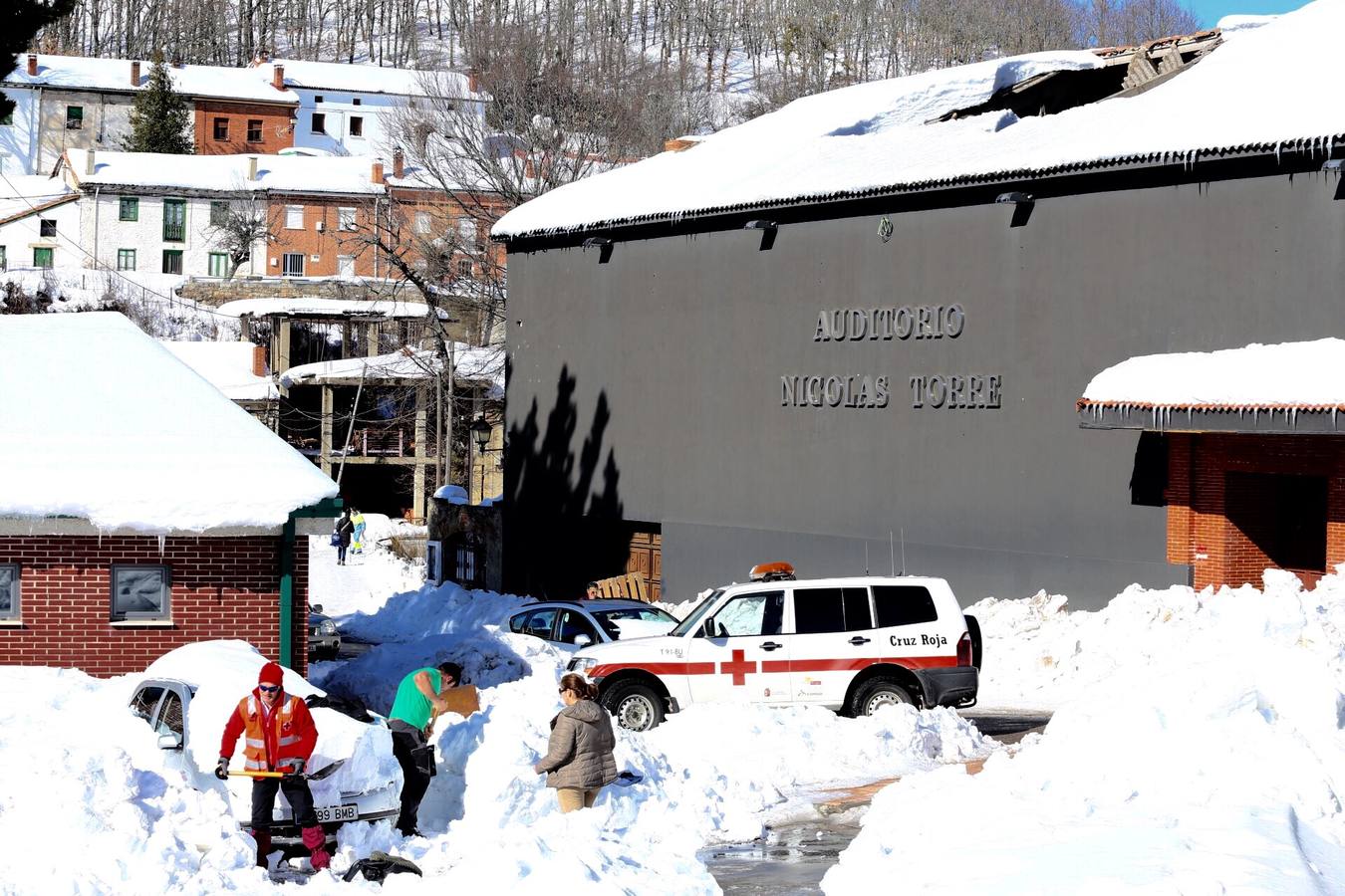 El techo del auditorio de Barruelo derrumbado por la nieve.