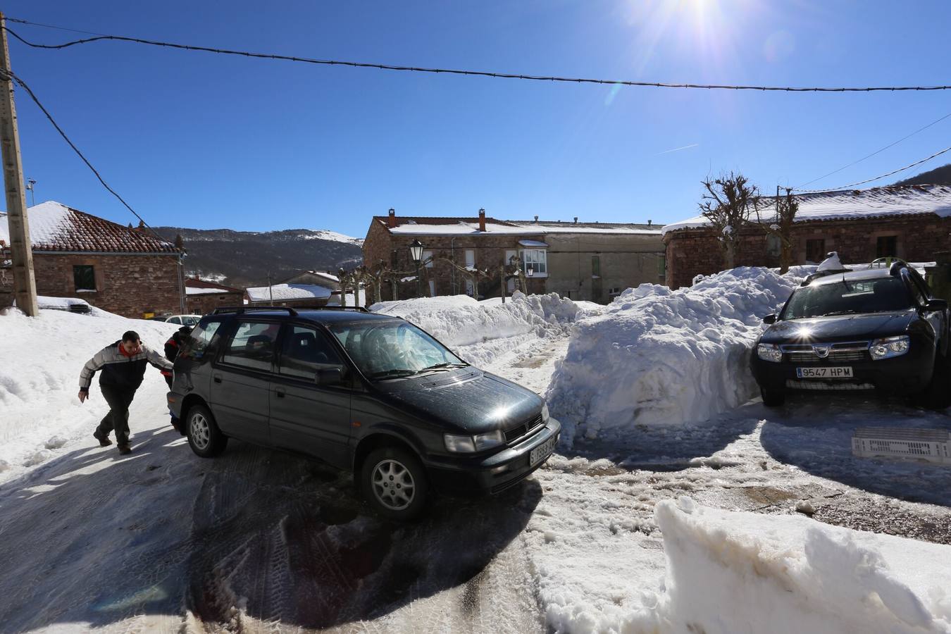 Un coche atascado por el hielo en Brañosera.
