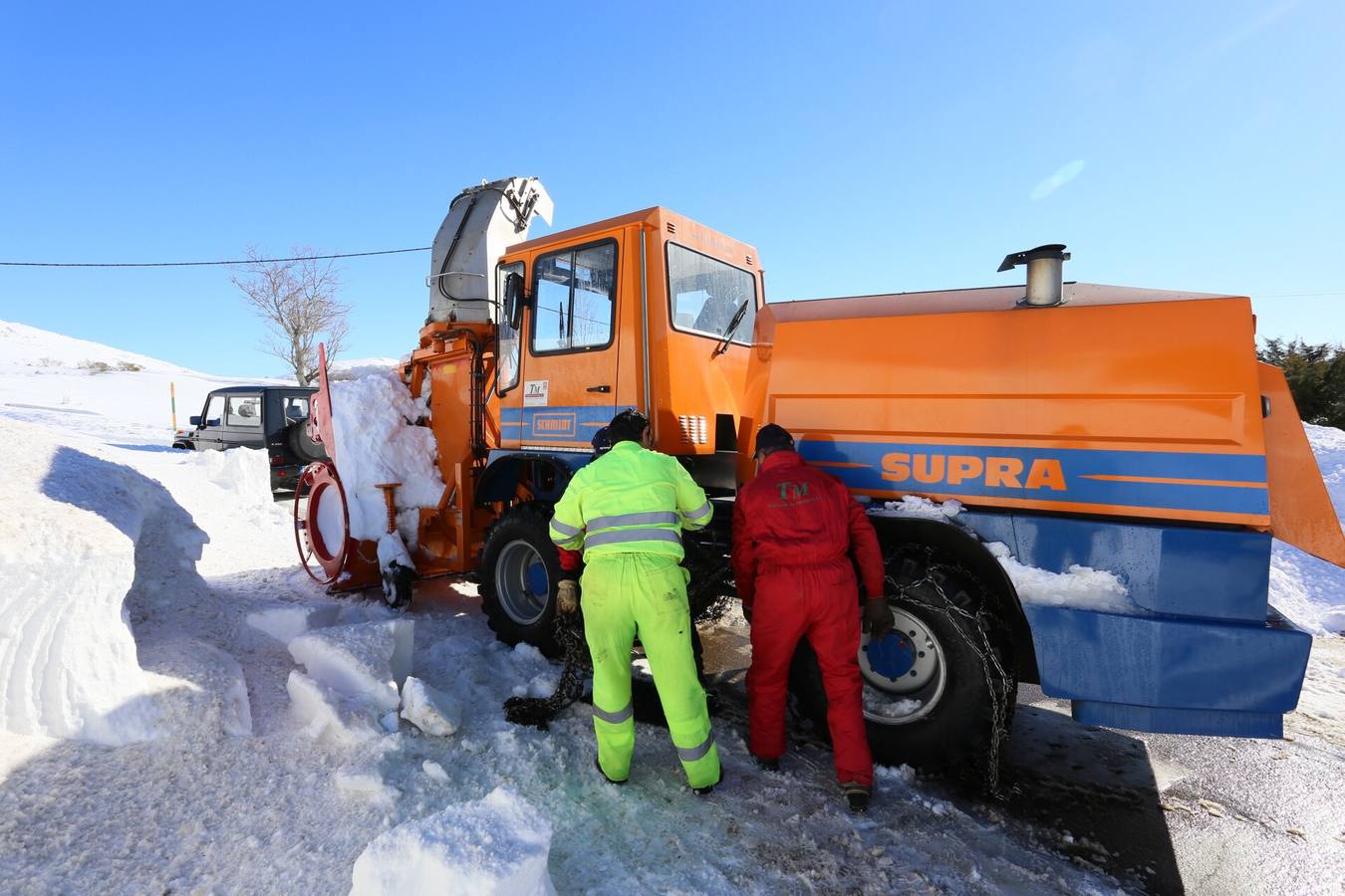 Una fresadora llegada del Pirineos catalán abre camino en la localidad palentino de Salcedillo incomunicada hasta ese momento.