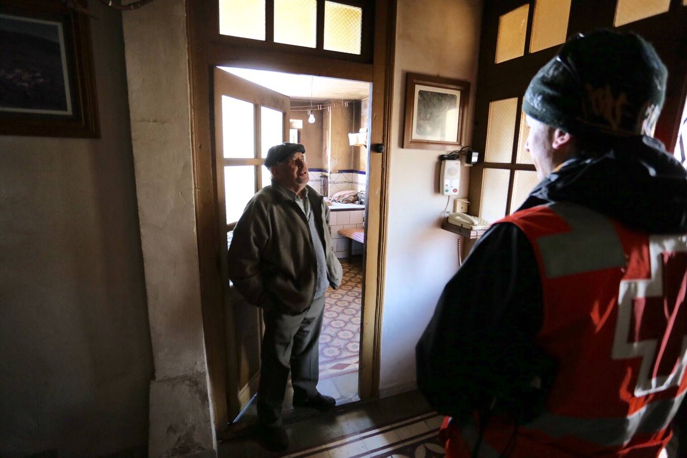 Ricardo y José Ángel de Cruz Roja de Barruelo de Santullán llegan para atender a Graciano de 88 años incomunicado en su domicilio de la localidad palentina de Salcedillo.