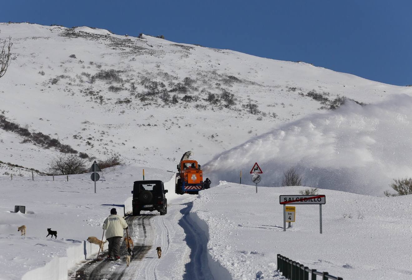 Una fresadora llegada del Pirineos catalán abre camino en la localidad palentina de Salcedillo incomunicada hasta ese momento.