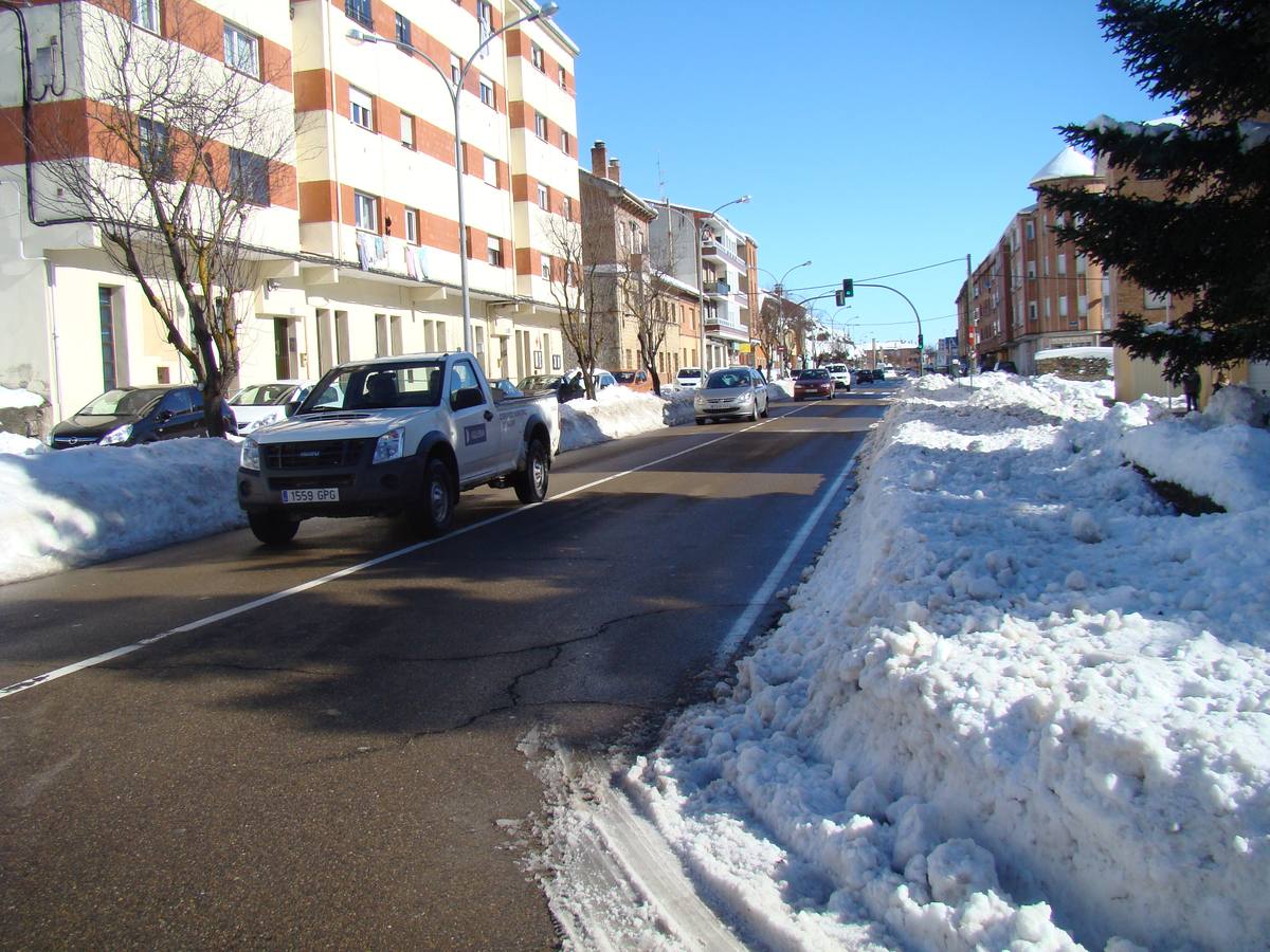 Aguilar de Campoo y Guardo trabajan para limpiar las toneladas de nieve acumuladas en sus calles