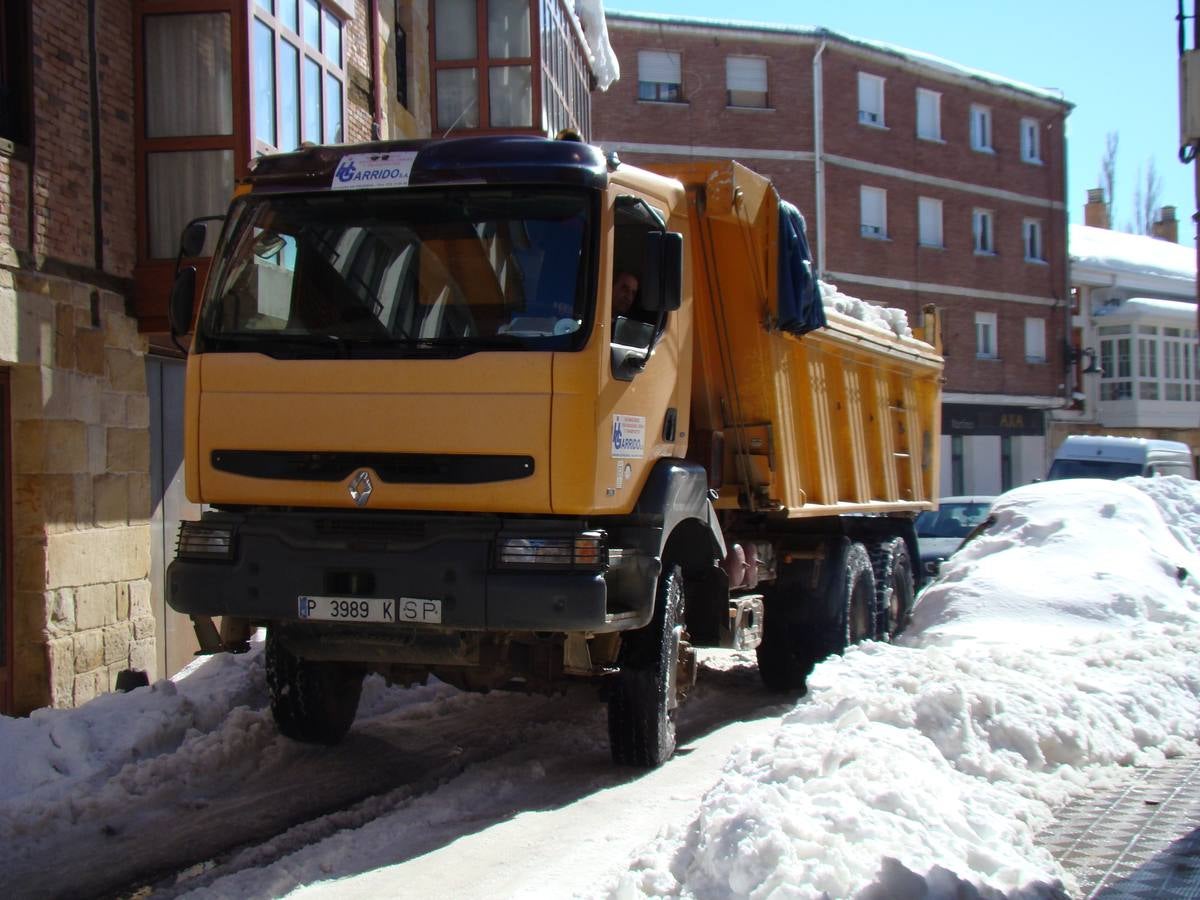 Aguilar de Campoo y Guardo trabajan para limpiar las toneladas de nieve acumuladas en sus calles