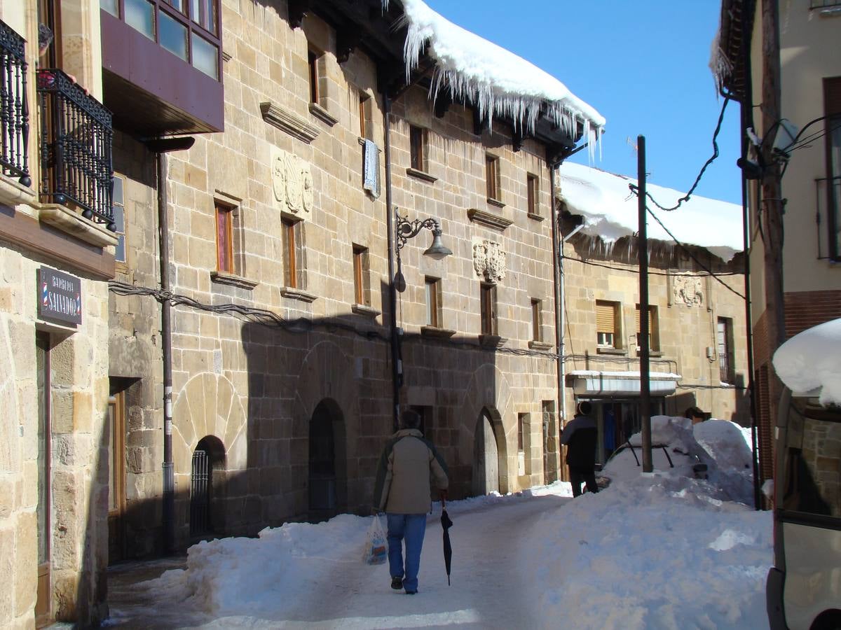 Aguilar de Campoo y Guardo trabajan para limpiar las toneladas de nieve acumuladas en sus calles