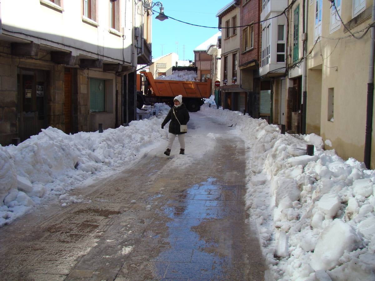 Aguilar de Campoo y Guardo trabajan para limpiar las toneladas de nieve acumuladas en sus calles