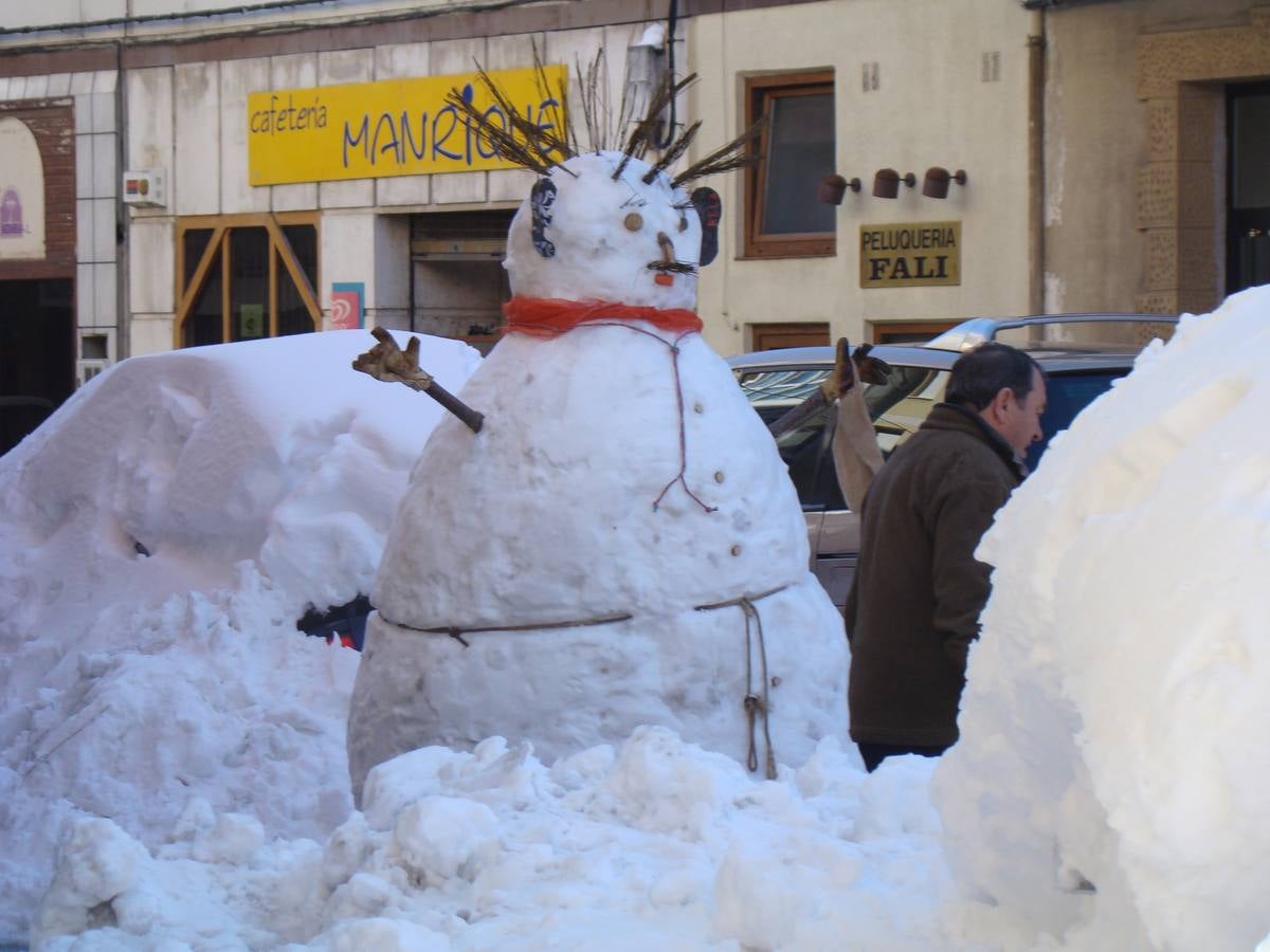 Aguilar de Campoo y Guardo trabajan para limpiar las toneladas de nieve acumuladas en sus calles