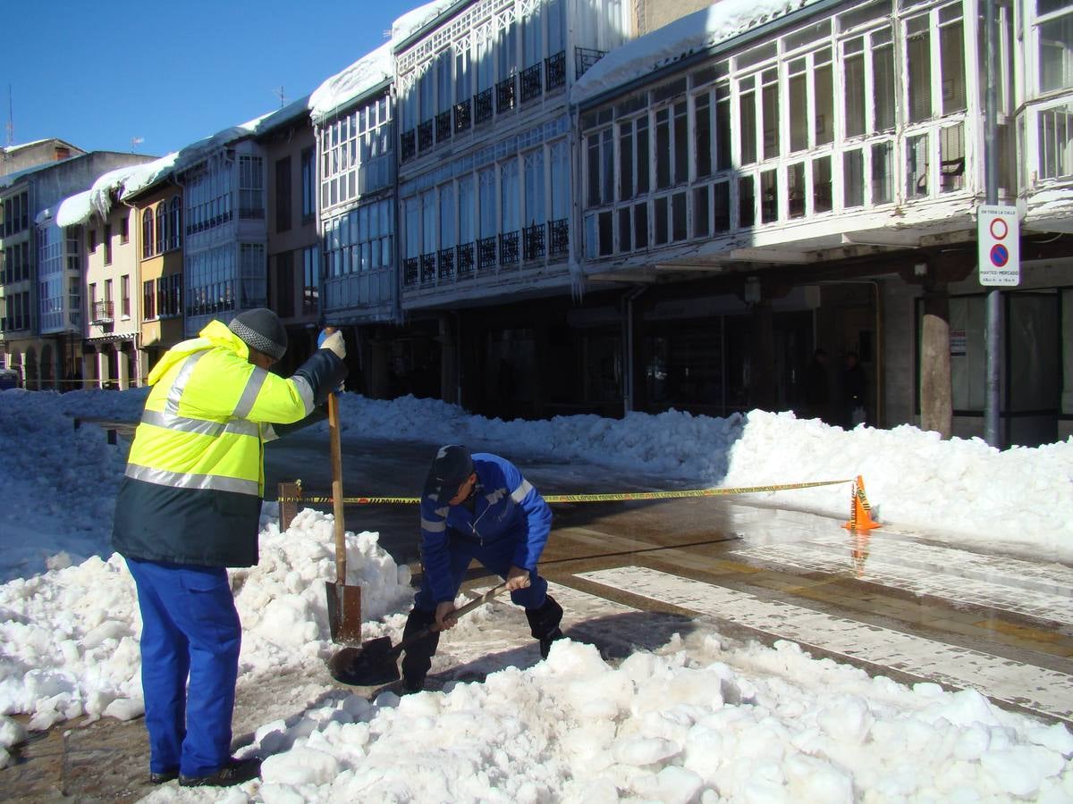 Aguilar de Campoo y Guardo trabajan para limpiar las toneladas de nieve acumuladas en sus calles