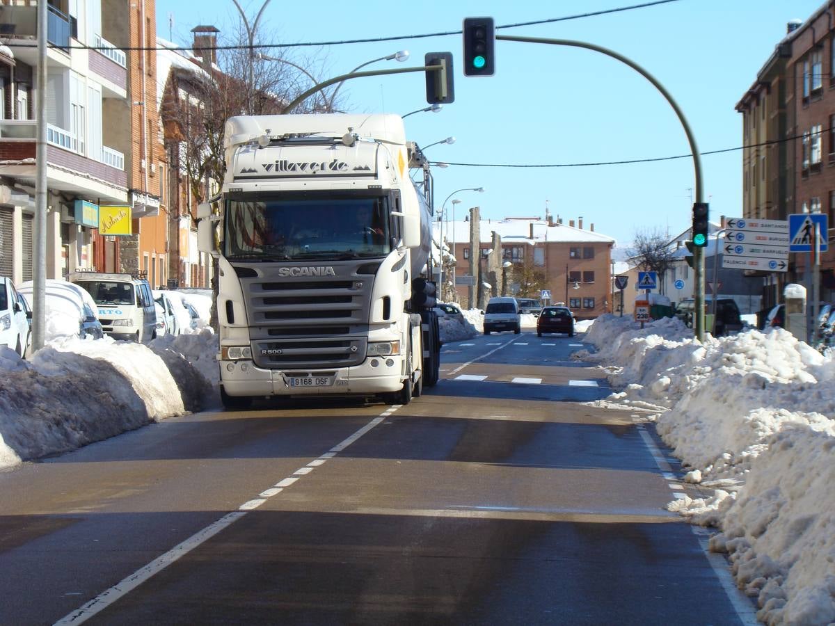 Aguilar de Campoo y Guardo trabajan para limpiar las toneladas de nieve acumuladas en sus calles