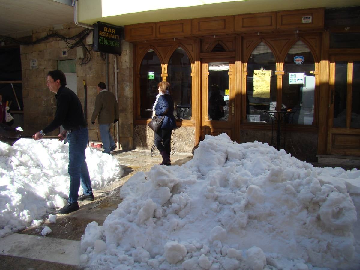 Aguilar de Campoo y Guardo trabajan para limpiar las toneladas de nieve acumuladas en sus calles