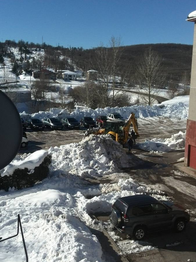 Aguilar de Campoo y Guardo trabajan para limpiar las toneladas de nieve acumuladas en sus calles