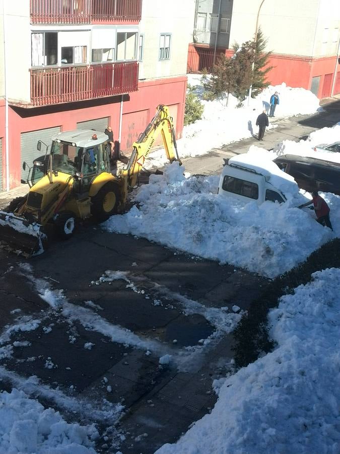 Aguilar de Campoo y Guardo trabajan para limpiar las toneladas de nieve acumuladas en sus calles