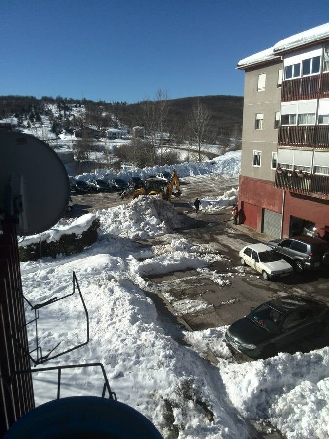 Aguilar de Campoo y Guardo trabajan para limpiar las toneladas de nieve acumuladas en sus calles