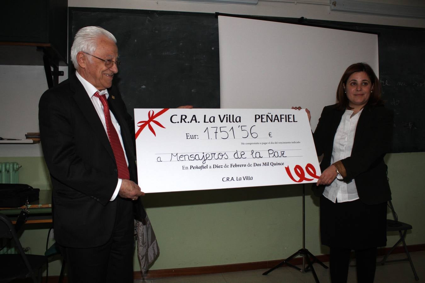 El fundador de Mensajeros por la Paz recoge un cheque solidario en el CRA de Peñafiel (Valladolid)