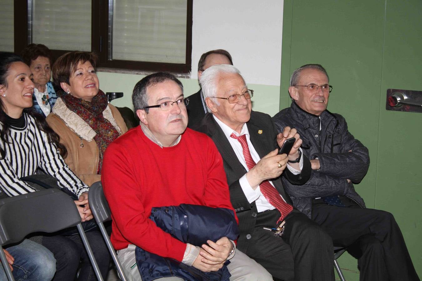 El fundador de Mensajeros por la Paz recoge un cheque solidario en el CRA de Peñafiel (Valladolid)