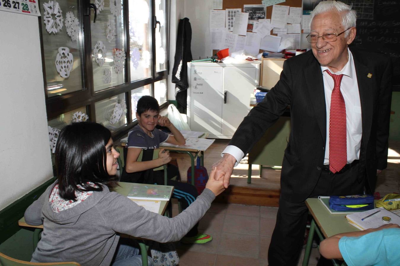 El fundador de Mensajeros por la Paz recoge un cheque solidario en el CRA de Peñafiel (Valladolid)