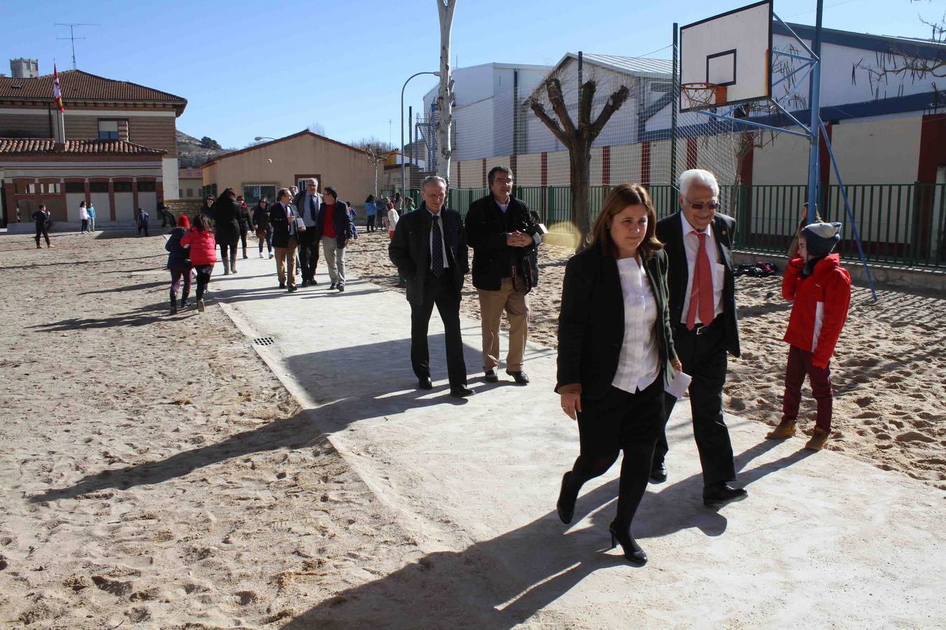 El fundador de Mensajeros por la Paz recoge un cheque solidario en el CRA de Peñafiel (Valladolid)