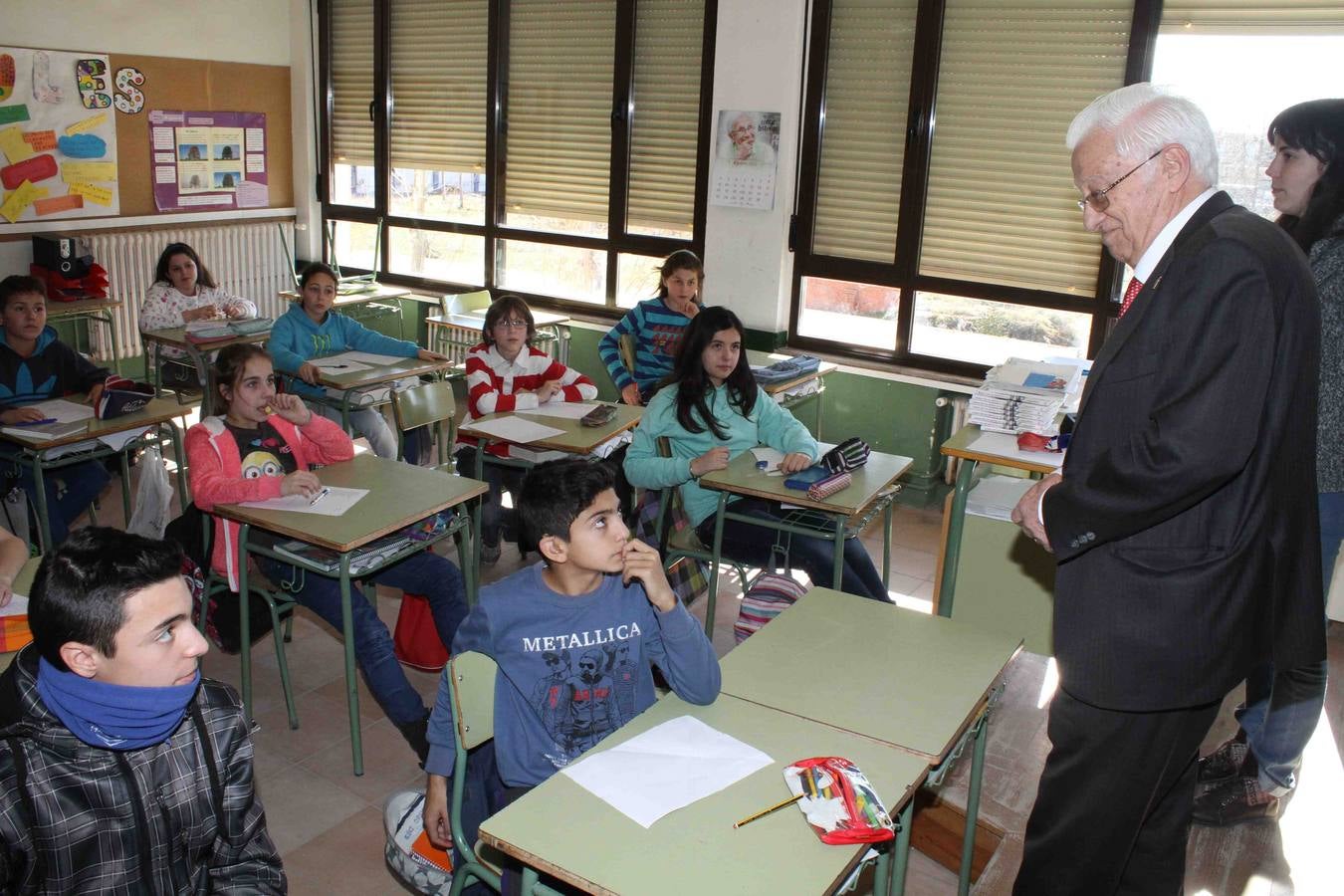 El fundador de Mensajeros por la Paz recoge un cheque solidario en el CRA de Peñafiel (Valladolid)