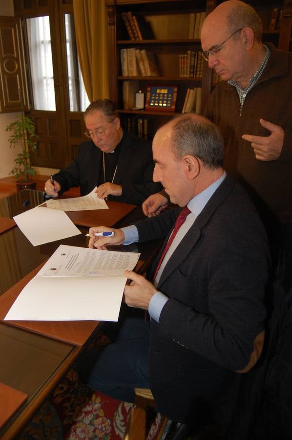 El presidente de la Diputación, José María Hernández, y el obispo, Esteban Escudero, firman el convenio por el que el Obispado cede la iglesia de San Pedro de Saldaña como museo de La Olmeda