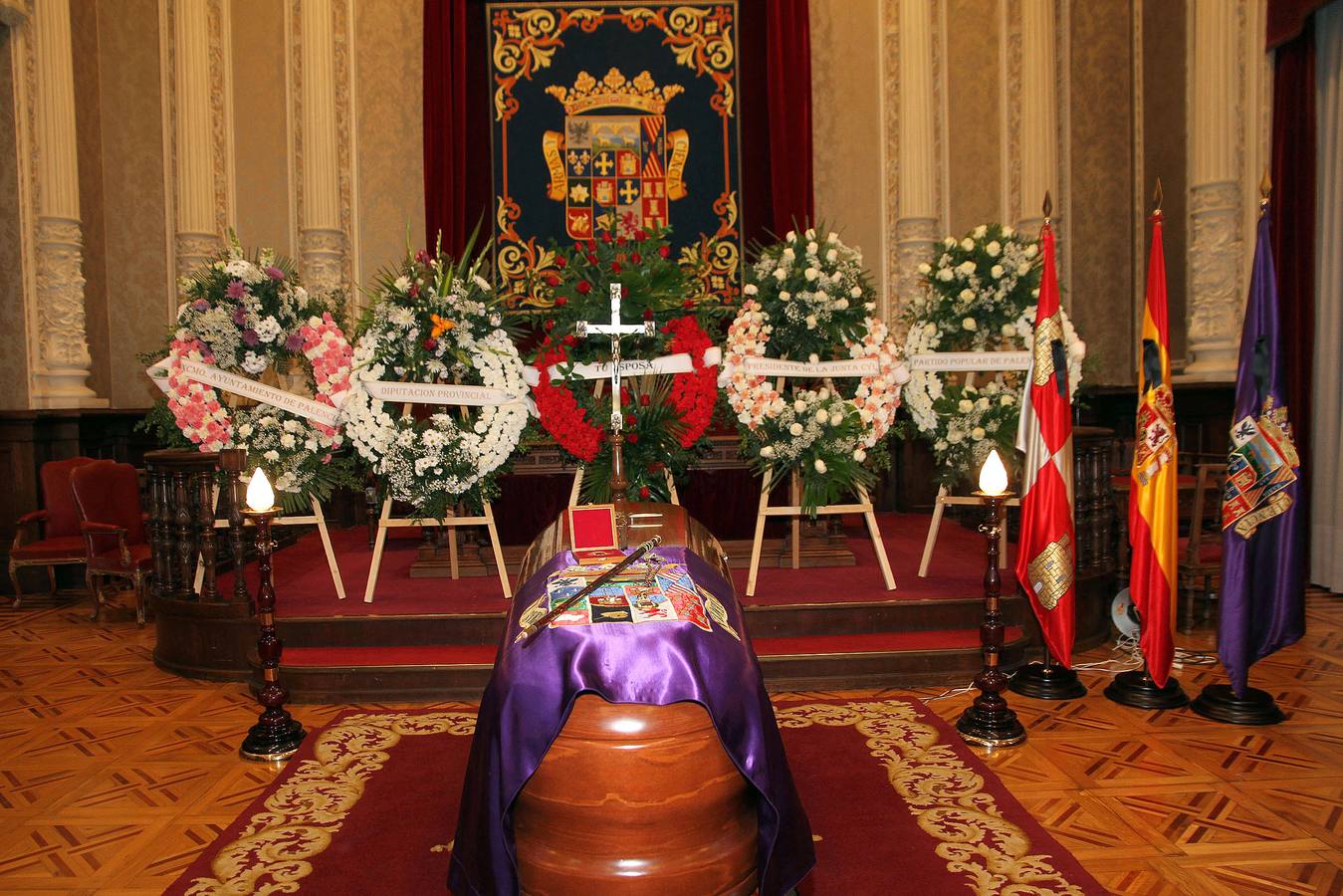 Capilla ardiente del presidente de José María Hernández, en el Salón de Actos de la Diputación de Palencia.