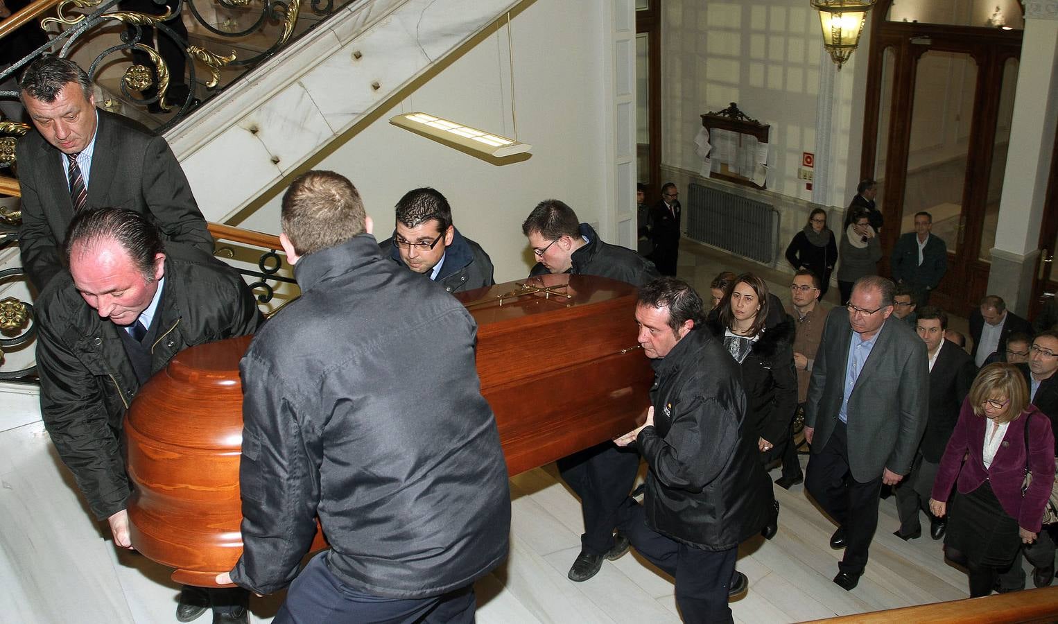 Llegada de los restos mortales de José María Hernández a la capilla ardiente en la Diputación de Palencia.