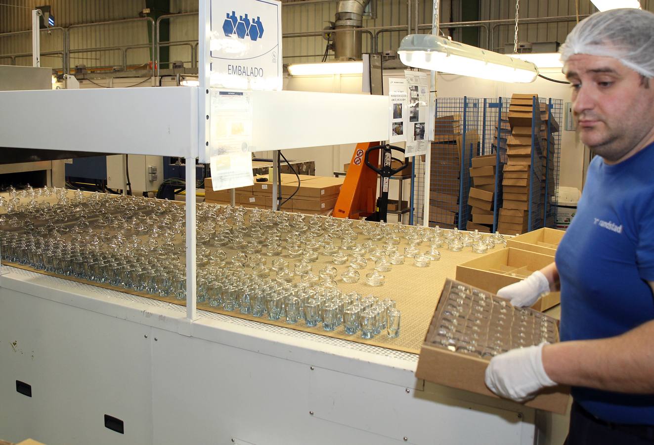 Tomás Villanueva y Silvia Clemente visitan las instalaciones de la fábrica SGD-La Granja Vidriería