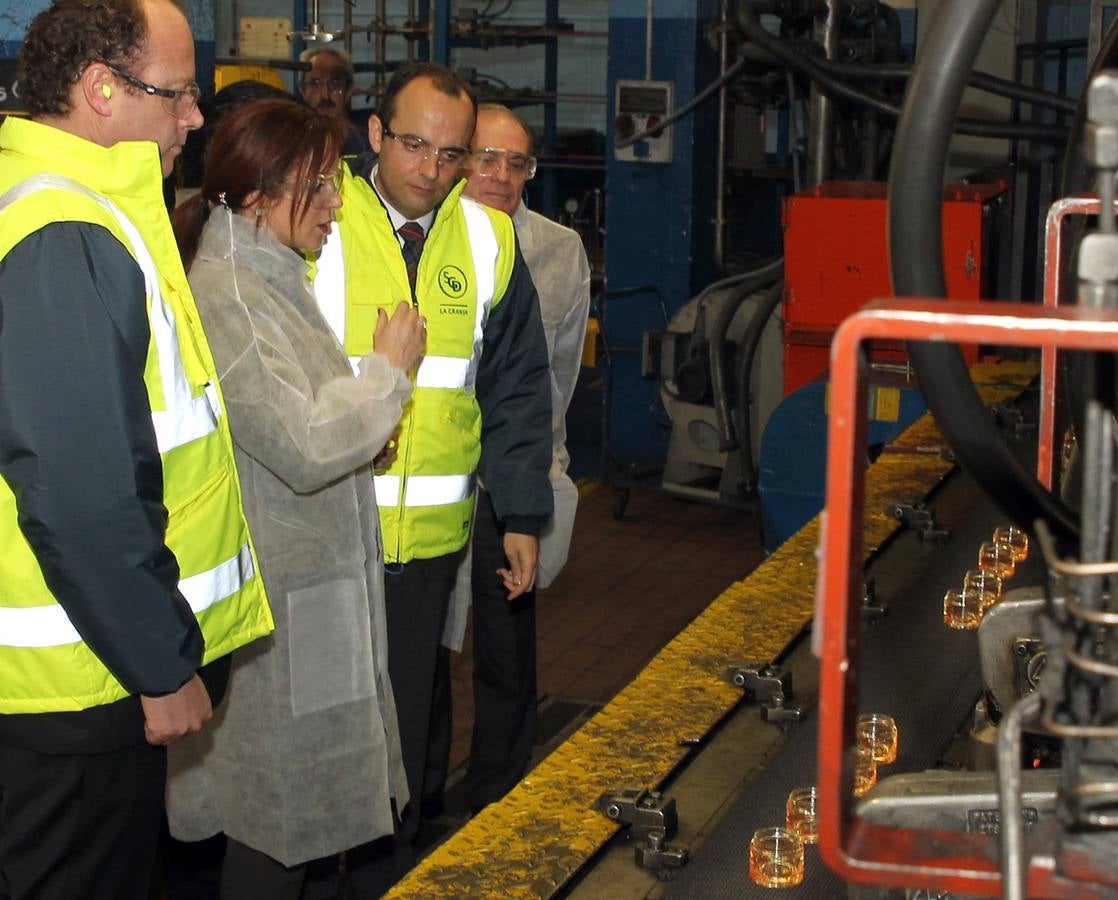 Tomás Villanueva y Silvia Clemente visitan las instalaciones de la fábrica SGD-La Granja Vidriería