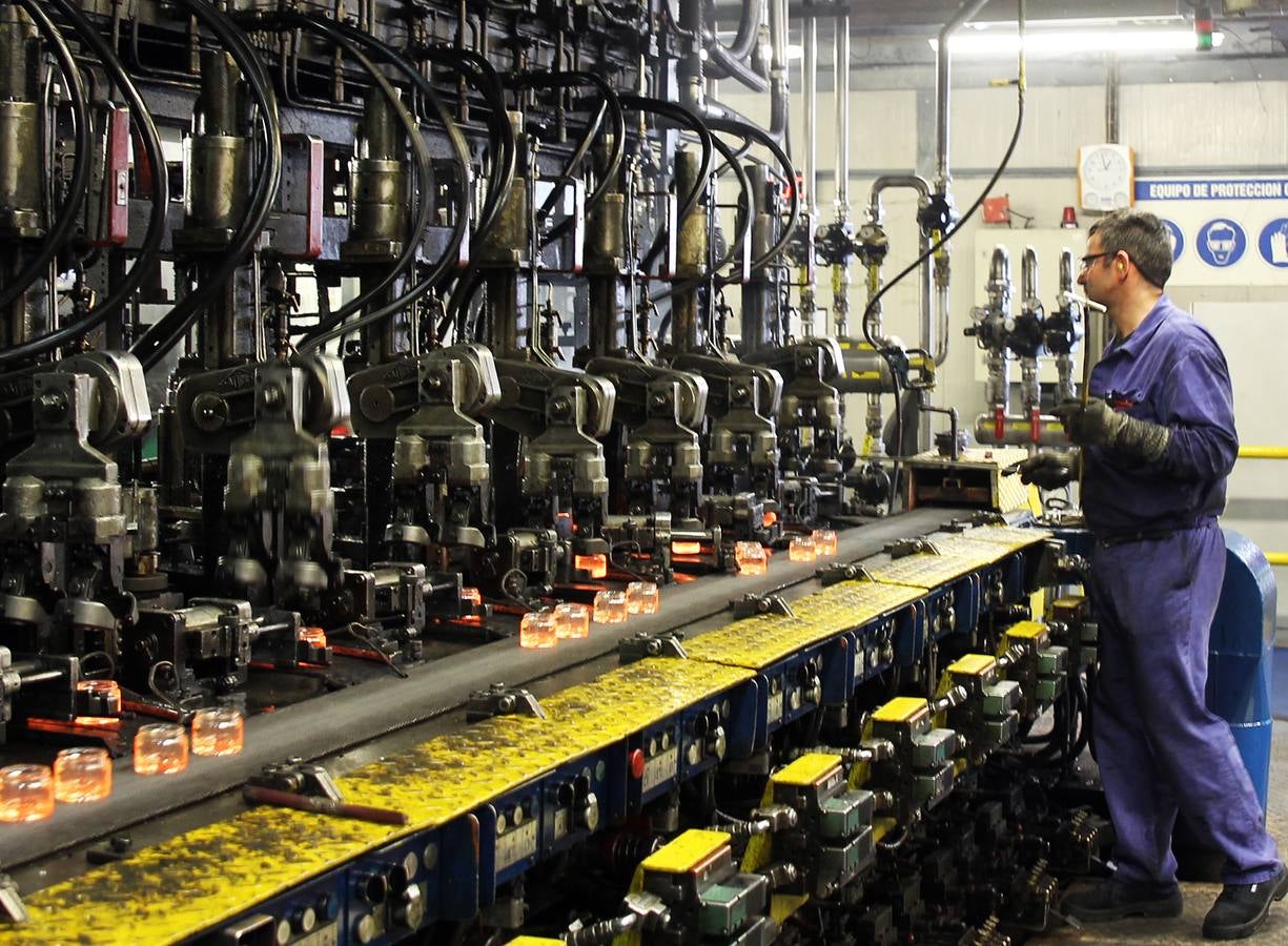Tomás Villanueva y Silvia Clemente visitan las instalaciones de la fábrica SGD-La Granja Vidriería