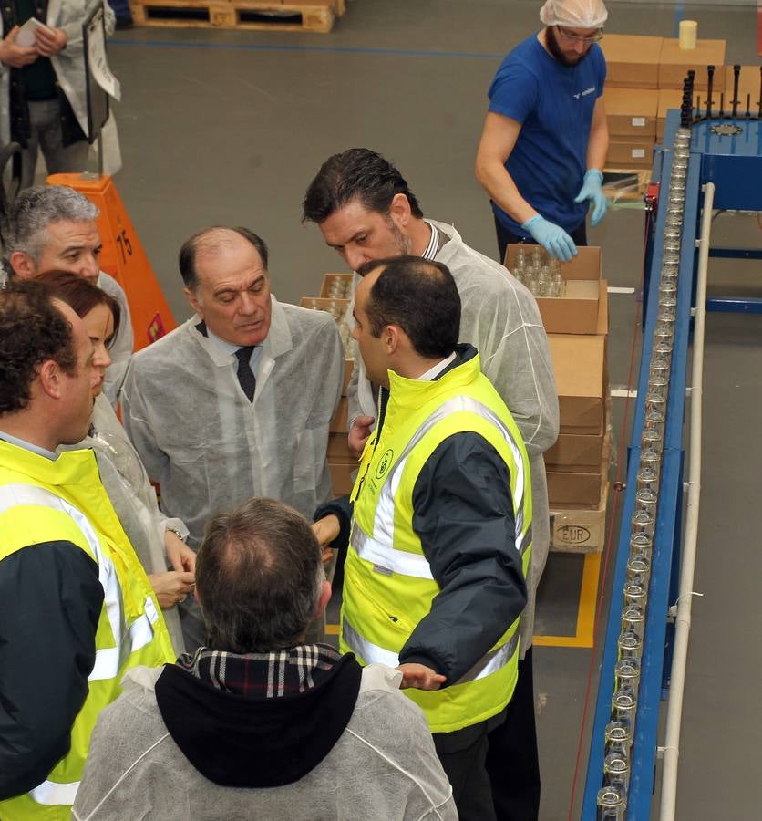 Tomás Villanueva y Silvia Clemente visitan las instalaciones de la fábrica SGD-La Granja Vidriería