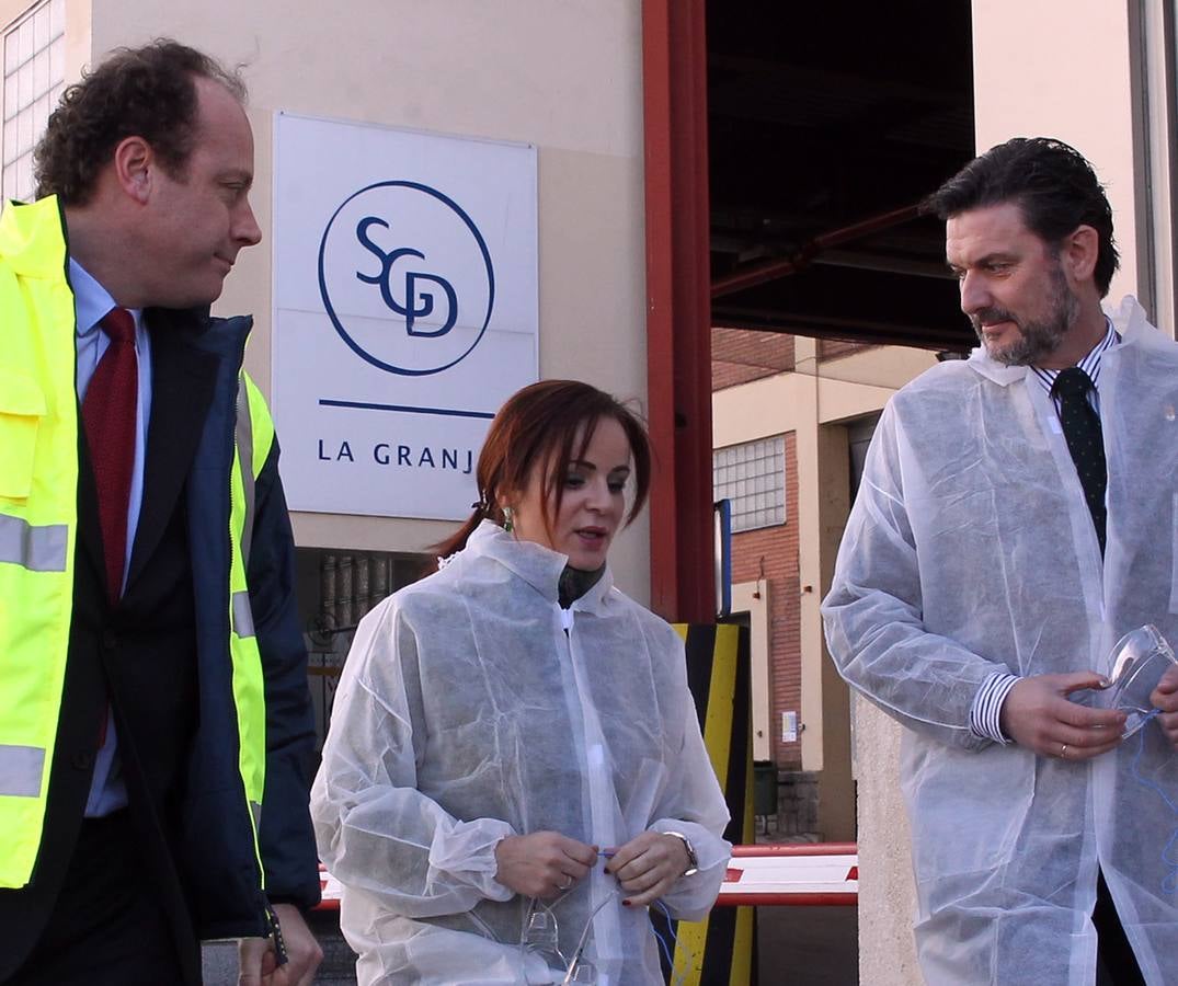 Tomás Villanueva y Silvia Clemente visitan las instalaciones de la fábrica SGD-La Granja Vidriería