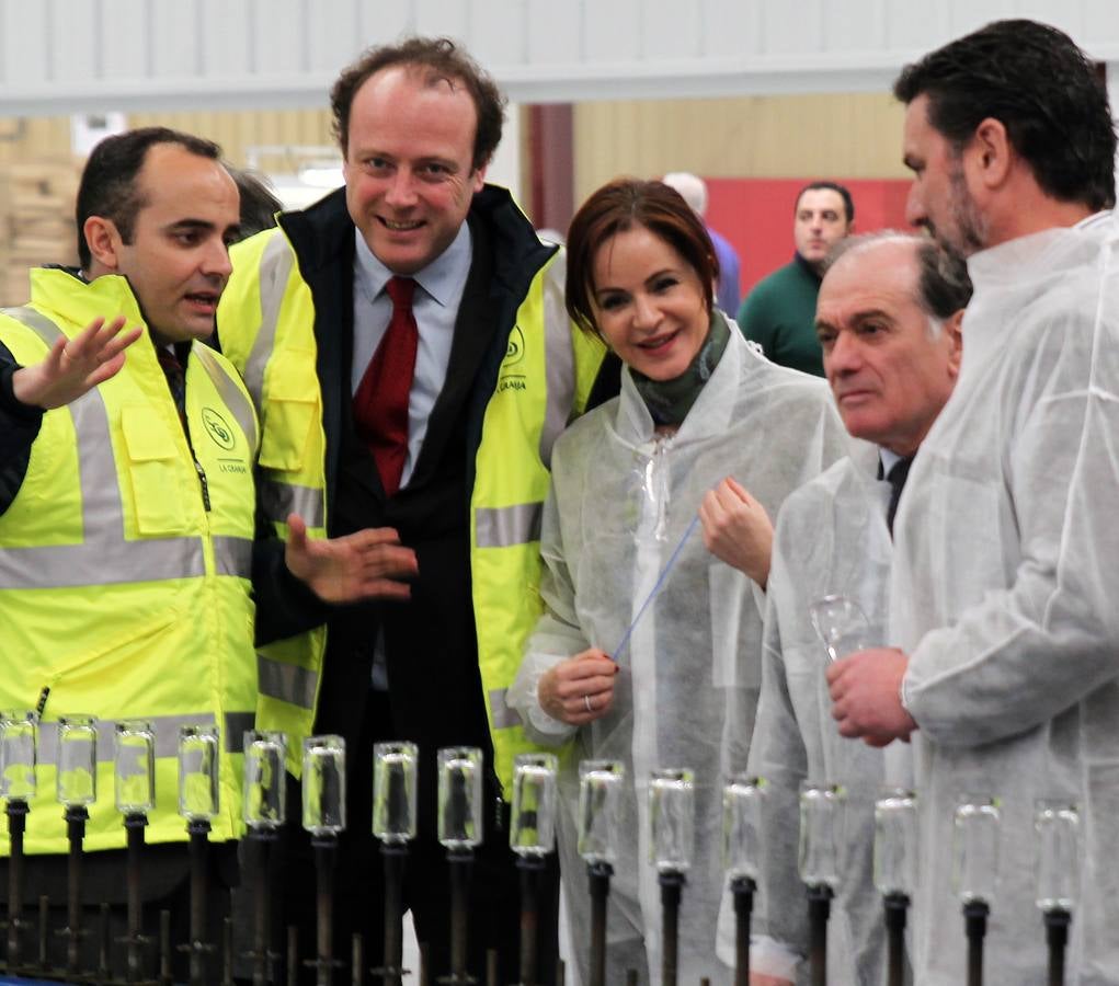 Tomás Villanueva y Silvia Clemente visitan las instalaciones de la fábrica SGD-La Granja Vidriería