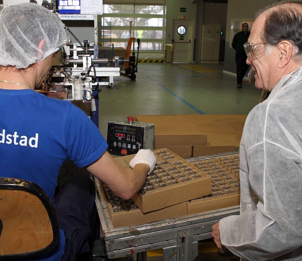 Tomás Villanueva y Silvia Clemente visitan las instalaciones de la fábrica SGD-La Granja Vidriería